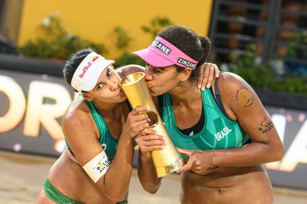 Sport Themen der Woche KW24 Sport Bilder des Tages Beachvolleyball, WM in Rom, Damen, Finale, Weltmeisterinnen Eduarda Santos Lisboa Ana Patricia Silva Beach-Volleyball Weltmeisterschaft, Rom, 19.06.2022 Eduarda Santos Lisboa (Duda, BRA), Ana Patricia Silva Ramos (BRA) Worldchampions 2022; Beach-Volleyball Weltmeisterschaft, Rom am 19.06.2022 *** Beach Volleyball World Championship, Rome on 19 06 2022 Eduarda Santos Lisboa Duda, BRA , Ana Patricia Silva Ramos BRA Worldchampions 2022 Beach Volleyball World Championship, Rome on 19 06 2022 Copyright: xBEAUTIFULxSPORTS PeterxWeberx