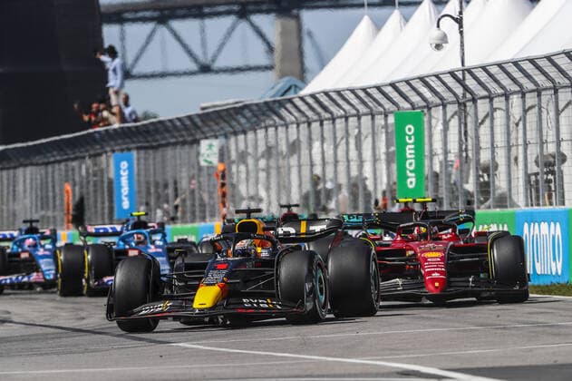 start of the race, depart, 01 VERSTAPPEN Max (nld), Red Bull Racing RB18, action 55 SAINZ Carlos (spa), Scuderia Ferrari F1-75, action during the Formula 1 AWS Grand Prix du Canada 2022, 9th round of the 2022 FIA Formula One World Championship, WM, Weltmeisterschaft on the Circuit Gilles Villeneuve, from June 17 to 19, 2022 in Montreal, Canada - F1 - CANADIAN GRAND PRIX 2022 - RACE DPPI Panoramic  _V2_6617