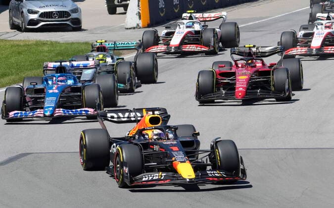 June 19, 2022, Montreal, PQ, Canada: Red Bull Racing Max Verstappen of the Netherlands leads the pack through the first turn at the start of the Canadian Grand Prix Sunday, June 19, 2022 in Montreal. Max Verstappen,  - ZUMAc35_ 20220619_zaf_c35_027 Copyright: xGrahamxHughesx