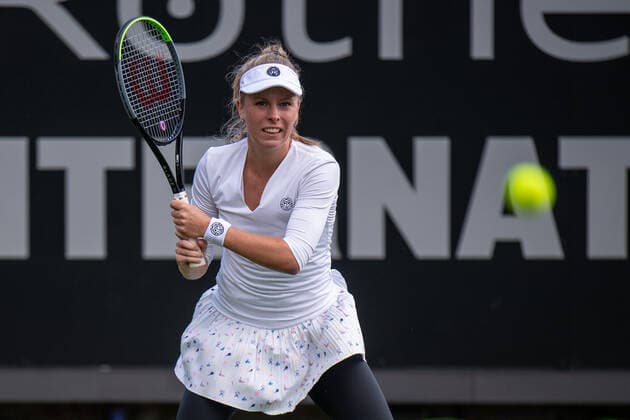 EASTBOURNE, ENGLAND - JUNE 19: Magdalena Frech of Poland plays against Qinwen Zheng during the Women s Singles at Devonshire Park on June 19, 2022 in Eastbourne, E Rothesay International Eastbourne - Day Two Copyright: xSebastianxFrejx