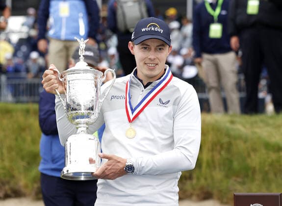Sport Themen der Woche KW24 Sport Bilder des Tages Matt Fitzpatrick of England holds the championship trophy on the 18th green after winning the 122nd United States Open Championship in the final round at The Country Club in Brookline, MA on Sunday, June 19, 2022. Fitzpatrick won his first major championship at the 2022 US Open with a score of 6 under par.  BOP20220619157 JohnxAngelillo