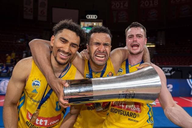 Basketball Berlin 19 06 2022 Season 2021 2022 easyCredit BBL 1 Bundesliga Playoffs Final Game 4 FC Bayern Munich Basketball Alba Berlin Jubel Alba Alba wins and is German Champion 2022 Jubel Maodo Lo Alba Berlin, No 00 Johannes Thiemann Alba Berlin, No 32 Jonas Mattisseck Alba Berlin, No 09 vlnr