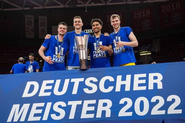 Basketball Berlin 19 06 2022 Season 2021 2022 easyCredit BBL 1 Bundesliga Playoffs Final Game 4 FC Bayern Munich Basketball Alba Berlin Jubel Alba Alba wins and is German Champion 2022 Jubel Berlin players Jonas Mattisseck Alba Berlin, No 09 Tim Schneider Alba Berlin, No 10 Maodo Lo Alba Berlin, No 00 Malte Delow Alba Berlin, No 06 vlnr Johannes Thiemann Alba Berlin, No 32 Jonas Mattisseck Alba Berlin, No 09 vlnr