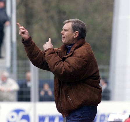 22.04.01 Stuttgarter Kickers - SpVgg Greuther Fürth Deutschland, Stuttgart, 22.04.2001, Fussball, 2. Bundesliga, Stuttgarter Kickers- SpVgg Greuther Fürth (0:5): Rainer Zobel (Trainer Stuttgarter Kickers). *** 22 04 01 Stuttgarter Kickers SpVgg Greuther Fürth Germany, Stuttgart, 22 04 2001, Football, 2 Bundesliga, Stuttgarter Kickers SpVgg Greuther Fürth 0 5 Rainer Zobel coach Stuttgarter Kickers