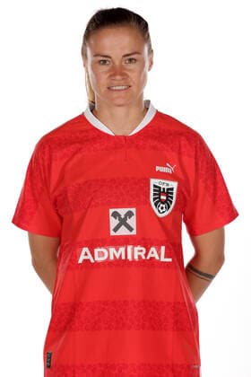 WOMEN SOCCER - OEFB ladies, team photo shoot VIENNA,AUSTRIA,17.JUN.22 - WOMEN SOCCER - OEFB, Oesterreichischer Fussball-Bund, team photoshooting, ladies. Image shows Stefanie Enzinger (AUT).  GEPAxpictures xWalterxLuger