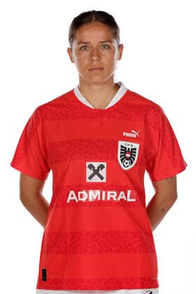 WOMEN SOCCER - OEFB ladies, team photo shoot VIENNA,AUSTRIA,17.JUN.22 - WOMEN SOCCER - OEFB, Oesterreichischer Fussball-Bund, team photoshooting, ladies. Image shows Laura Feiersinger (AUT).  GEPAxpictures xWalterxLuger