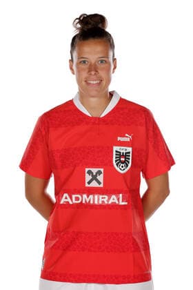 WOMEN SOCCER - OEFB ladies, team photo shoot VIENNA,AUSTRIA,17.JUN.22 - WOMEN SOCCER - OEFB, Oesterreichischer Fussball-Bund, team photoshooting, ladies. Image shows Nicole Billa (AUT).  GEPAxpictures xWalterxLuger