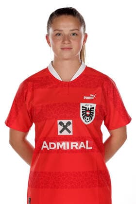 WOMEN SOCCER - OEFB ladies, team photo shoot VIENNA,AUSTRIA,17.JUN.22 - WOMEN SOCCER - OEFB, Oesterreichischer Fussball-Bund, team photoshooting, ladies. Image shows Maria Plattner (AUT).  GEPAxpictures xWalterxLuger