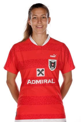 WOMEN SOCCER - OEFB ladies, team photo shoot VIENNA,AUSTRIA,17.JUN.22 - WOMEN SOCCER - OEFB, Oesterreichischer Fussball-Bund, team photoshooting, ladies. Image shows Lisa-Marie Makas (AUT).  GEPAxpictures xWalterxLuger