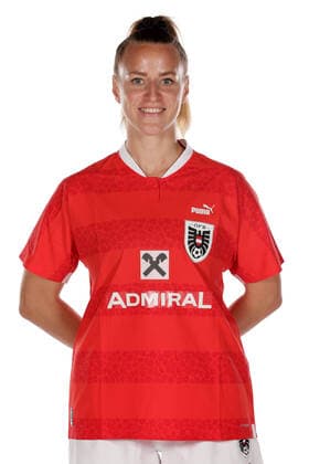 WOMEN SOCCER - OEFB ladies, team photo shoot VIENNA,AUSTRIA,17.JUN.22 - WOMEN SOCCER - OEFB, Oesterreichischer Fussball-Bund, team photoshooting, ladies. Image shows Virginia Kirchberger (AUT).  GEPAxpictures xWalterxLuger