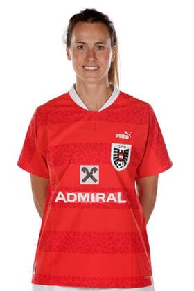 WOMEN SOCCER - OEFB ladies, team photo shoot VIENNA,AUSTRIA,17.JUN.22 - WOMEN SOCCER - OEFB, Oesterreichischer Fussball-Bund, team photoshooting, ladies. Image shows Viktoria Schnaderbeck (AUT).  GEPAxpictures xWalterxLuger