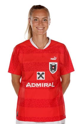 WOMEN SOCCER - OEFB ladies, team photo shoot VIENNA,AUSTRIA,17.JUN.22 - WOMEN SOCCER - OEFB, Oesterreichischer Fussball-Bund, team photoshooting, ladies. Image shows Sarah Puntigam (AUT).  GEPAxpictures xWalterxLuger