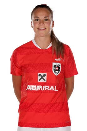 WOMEN SOCCER - OEFB ladies, team photo shoot VIENNA,AUSTRIA,17.JUN.22 - WOMEN SOCCER - OEFB, Oesterreichischer Fussball-Bund, team photoshooting, ladies. Image shows Julia Hickelsberger (AUT).  GEPAxpictures xWalterxLuger