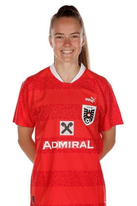 WOMEN SOCCER - OEFB ladies, team photo shoot VIENNA,AUSTRIA,17.JUN.22 - WOMEN SOCCER - OEFB, Oesterreichischer Fussball-Bund, team photoshooting, ladies. Image shows Lisa Kolb (AUT).  GEPAxpictures xWalterxLuger