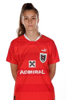 WOMEN SOCCER - OEFB ladies, team photo shoot VIENNA,AUSTRIA,17.JUN.22 - WOMEN SOCCER - OEFB, Oesterreichischer Fussball-Bund, team photoshooting, ladies. Image shows Julia Magerl (AUT).  GEPAxpictures xWalterxLuger