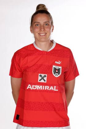 WOMEN SOCCER - OEFB ladies, team photo shoot VIENNA,AUSTRIA,17.JUN.22 - WOMEN SOCCER - OEFB, Oesterreichischer Fussball-Bund, team photoshooting, ladies. Image shows Katharina Schiechtl (AUT).  GEPAxpictures xWalterxLuger