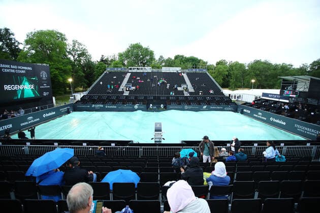 Rain break at the Bad Homburg Open The rain tarp is rolled out on center court and spectators sit with umbrellas on the grandstand Bad Homburg Open, Tennis 20 06 2022 Bad Homburg Open, Tennis 20 06 2022 Bad Homburg Copyright: xEibner-Pressefotox EP_RWS