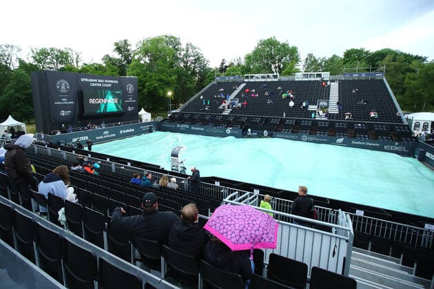 Rain break at the Bad Homburg Open The rain tarp is rolled out on center court and spectators sit with umbrellas on the grandstand Bad Homburg Open, Tennis 20 06 2022 Bad Homburg Open, Tennis 20 06 2022 Bad Homburg Copyright: xEibner-Pressefotox EP_RWS