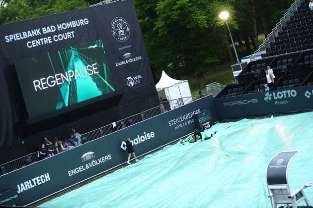 The scoreboard shows it Rain break at the Bad Homburg Open Bad Homburg Open, Tennis 20 06 2022 Bad Homburg Open, Tennis 20 06 2022 Bad Homburg Copyright: xEibner-Pressefotox EP_RWS