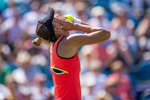 Sport Bilder des Tages EASTBOURNE, ENGLAND - JUNE 20: Magda Linette of Poland plays against Alison Riske at Devonshire Park on June 20, 2022 in Eastbourne, E Rothesay International Eastbourne - Day Three Copyright: xSebastianxFrejx