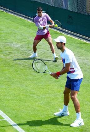 Mandatory Credit: Photo by Javier Garcia Shutterstock (12994278l) Carlos Alcaraz trains alongside Novak Djokovic Wimbledon Tennis Championship Practice and Previews, The All England Lawn Tennis and Croquet Club, London, UK - 21 Jun 2022 Wimbledon Tennis Championship Practice and Previews, The All England Lawn Tennis and Croquet Club, London, UK - 21 Jun 2022  Copyright: xJavierxGarcia Shutterstockx 12994278l