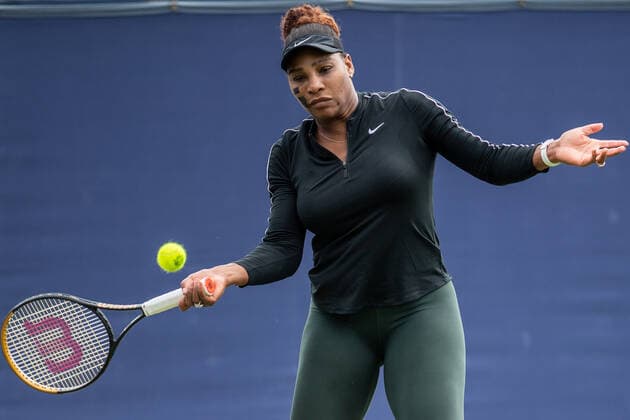 Sport Bilder des Tages EASTBOURNE, ENGLAND - JUNE 21: Serena Williams of United States practice with Ons Jabeur of Tunisia ahead of their Women s Doubles Round of 16 match against Marie Bouzkova and Sara Sorribes Tormeo during Day Four of Rothesay International Eastbourne match on Day 4 of the Devonshire Park on June 21, 2022 in Eastbourne, E Rothesay International Eastbourne - Day Four Copyright: xSebastianxFrejx