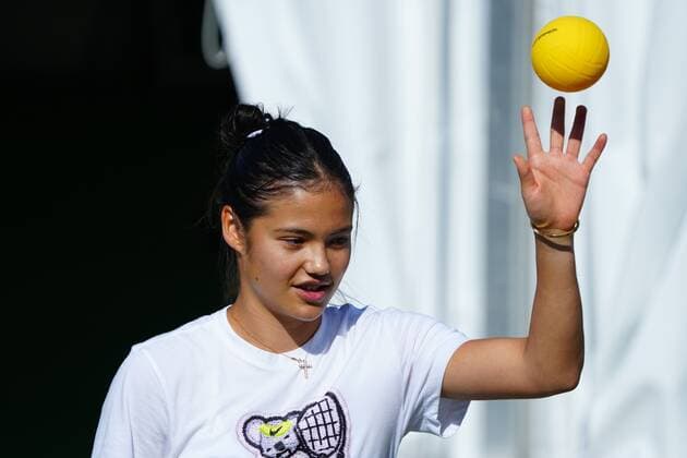 Mandatory Credit: Photo by Javier Garcia Shutterstock (12994278ez) Emma Raducanu plays Spike Ball before practice Wimbledon Tennis Championship Practice and Previews, The All England Lawn Tennis and Croquet Club, London, UK - 21 Jun 2022 Wimbledon Tennis Championship Practice and Previews, The All England Lawn Tennis and Croquet Club, London, UK - 21 Jun 2022  Copyright: xJavierxGarcia Shutterstockx 12994278ez