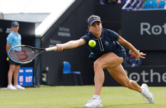 Sport Bilder des Tages 21st June 2022, Devonshire Park, Eastbourne, England; Eastbourne International Lawn Tennis Tournament; Ajla Tomljanovic (AUS) plays a forehand against Jelena Ostapenko (LAT)  ActionPlus12401914 HongboxChen