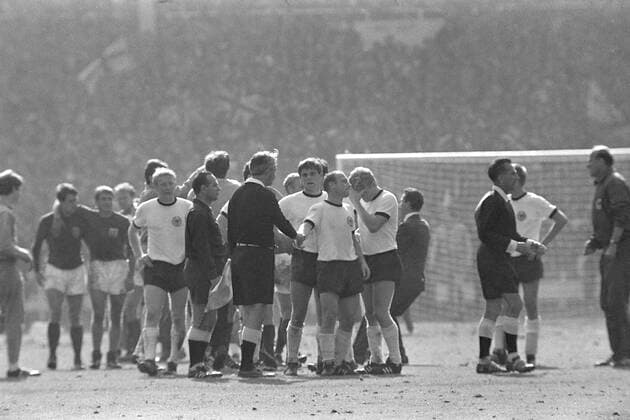 Schiedsrichter Tofik BAHKRAMOW gibt Uwe SEELER die Hand nach dem Endspiel Deutschland-England, Fussball, WM 1966, 30.07.1966, *** Referee Tofik BAHKRAMOW shakes hands with Uwe SEELER after the final match Germany England, Soccer, World Cup 1966, 30 07 1966, *** Referee Tofik BAHKRAMOW shakes hands with Uwe SEELER after the final match Germany England, Soccer, World Cup 1966, 30 07 1966, Referee Tofik BAHKRAMOW shakes hands with Uwe SEELER after the final match Germany England, Soccer, World Cup 1966, 30 07 1966,