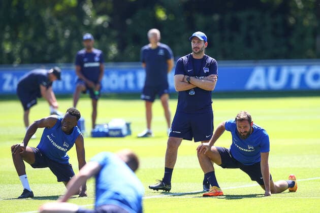 Sport Bilder des Tages 22.06.2022, xtgx, Fussball 1. Bundesliga, Auftakttraining Hertha BSC Berlin emspor, v.l. Sandro Schwarz (Hertha, Trainer) (DFL DFB REGULATIONS PROHIBIT ANY USE OF PHOTOGRAPHS as IMAGE SEQUENCES and or QUASI-VIDEO) Berlin *** 22 06 2022, xtgx, football 1 Bundesliga, kick-off training Hertha BSC Berlin emspor, v l Sandro Schwarz Hertha, coach DFL DFB REGULATES PROHIBIT ANY USE OF PHOTOGRAPHS as IMAGE SEQUENCES and or QUASI VIDEO Berlin