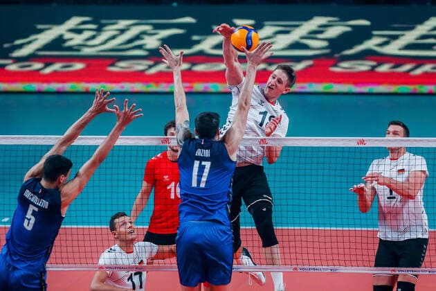 (220622) -- QUEZON CITY, June 22, 2022 -- Germany s Florian Krage (2nd R) spikes the ball during the FIVB Volleyball Nations League Men s Pool 3 match between the Italy and Germany in Quezon City, the Philippines on June 22, 2022. ) (SP)PHILIPPINES-QUEZON CITY-FIVB VOLLEYBALL NATIONS LEAGUE-ITALY VS GERMANY ROUELLExUMALI 
