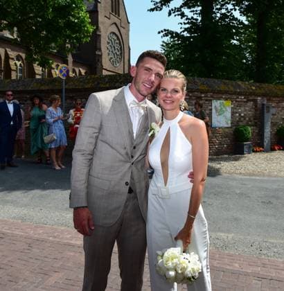 Hüthum Emmerich Gut Falkenstein National soccer player Robin Gosens marries his longtime girlfriend Rabea Böhlke Hüthum Emmerich Gut Falkenstein National soccer player Robin Gosens marries his longtime girlfriend Rabea Böhlke Robin Gosens and Rabea Böhlke know each other from their school days together and have been a couple for years Now the national soccer player from Elten made it official on Saturday and Emmerichs mayor Peter Hinze performed the ceremony of the prominent citizen of the city The couple was assisted as witnesses Vanessa Sangs and Mike Wezendonk In the garden of the family Gosens took place the small but fine celebration The day before the neighborhood had already wreathed in the traditional way Robin Gosens currently plays for Inter Milan, Emmerich North Rhine Westphalia Germany