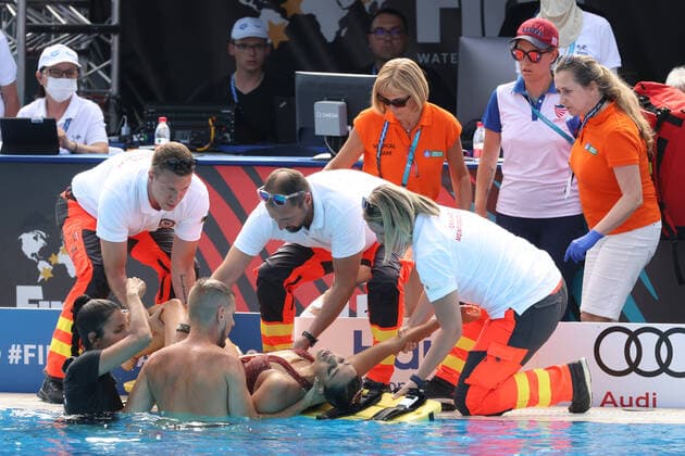 Sport Themen der Woche KW25 Sport Bilder des Tages SWIMMING - FINA WC 2022 BUDAPEST,HUNGARY,22.JUN.22 - ARTISTIC SWIMMING - FINA World Championships, Solo Free. Image shows Anita Alvarez (USA) with coaches and paramedics.  GEPAxpictures xCsabaxDoemoetoer