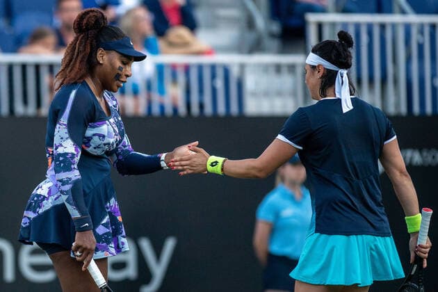 EASTBOURNE, ENGLAND - JUNE 22: Serena Williams of the United States Ons Jabeur of Tunisia during the Womens doubles quarter final against Shuko Aoyama of Japan and Hao-Ching Chan of Chinese Taipei on Day Five of Rothesay International Eastbourne at Devonshire Park on June 22, 2022 in Eastbourne, Rothesay International Eastbourne - Day Five Copyright: xSebastianxFrejx