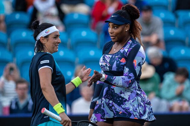 EASTBOURNE, ENGLAND - JUNE 22: Serena Williams of the United States Ons Jabeur of Tunisia during the Womens doubles quarter final against Shuko Aoyama of Japan and Hao-Ching Chan of Chinese Taipei on Day Five of Rothesay International Eastbourne at Devonshire Park on June 22, 2022 in Eastbourne, Rothesay International Eastbourne - Day Five Copyright: xSebastianxFrejx