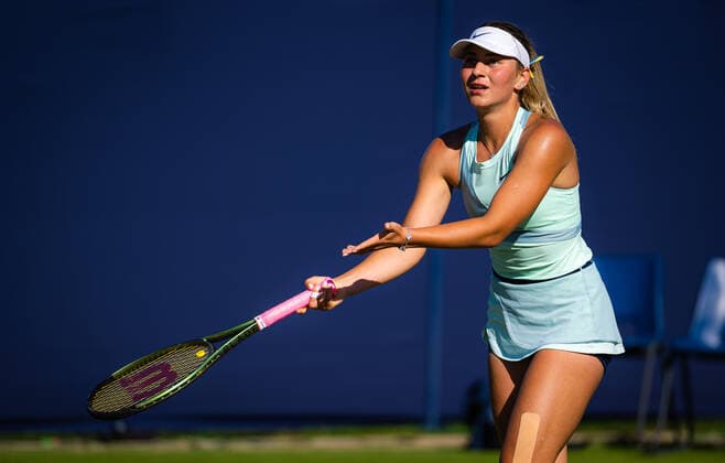 June 22, 2022, Eastbourne, GREAT BRITAIN: Marta Kostyuk of Ukraine in action during the third round of the 2022 Rothesay International WTA, Tennis Damen 500 tennis tournament against Harriet Dart of Great Britain Eastbourne GREAT BRITAIN - ZUMAa181 20220622_zaa_a181_064 Copyright: xRobxPrangex
