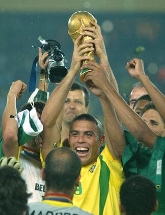 ARCHIVFOTO: Vor zwanzig Jahren, am 30. Juni 2002, gewann BRASILIEN zum fuenften Mal die Fussball-Weltmeisterschaft, SN52_GER_BRA_SPt.jpg Finale Deutschland-Brasilien 0:2 RONALDO, Brasilien, haelt den WM-Cup hoch. Fussball Weltmeisterschaft 2002 Korea Japan *** ARCHIVE PHOTO Twenty years ago, on June 30, 2002, BRAZIL won the World Cup for the fifth time, SN52 GER BRA SPt jpg Final Germany Brazil 0 2 RONALDO, Brazil, holds up the World Cup Soccer World Cup 2002 Korea Japan