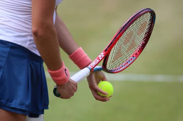24 06 2022, xcex, GER, Bad Homburg vor der Höhe, Kurpark, Tennis WTA 250 Bad Homburg Open, Spielbank Bad Homburg Centre Court, symbol picture, tennis racket, tennis ball, semi-final between Caroline Garcia and Alizà Cornet