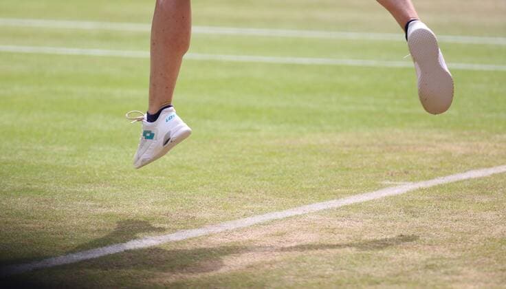 24 06 2022, xcex, GER, Bad Homburg vor der Höhe, Kurpark, Tennis WTA 250 Bad Homburg Open, Spielbank Bad Homburg Centre Court, symbol picture, jump, tennis shoes, semi-final between Caroline Garcia and Alizà Cornet