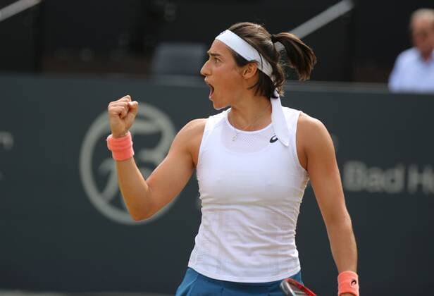 24 06 2022, xcex, GER, Bad Homburg vor der Höhe, Kurpark, Tennis WTA 250 Bad Homburg Open, Spielbank Bad Homburg Centre Court, semi-final between Caroline Garcia and AlizÃ Cornet picture shows Caroline GARCIA FRA victory, cheering, clenches fist