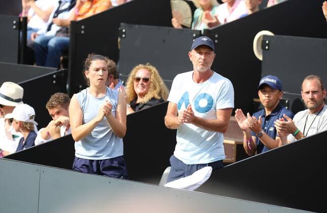 24 06 2022, xcex, GER, Bad Homburg vor der Höhe, Kurpark, Tennis WTA 250 Bad Homburg Open, Spielbank Bad Homburg Centre Court, semi-final between Caroline Garcia and AlizÃ Cornet picture shows coach Bertrand Perret Caroline GARCIA
