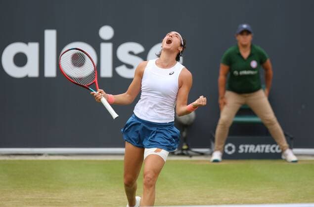 24 06 2022, xcex, GER, Bad Homburg vor der Höhe, Kurpark, Tennis WTA 250 Bad Homburg Open, Spielbank Bad Homburg Centre Court, semi-final between Caroline Garcia and AlizÃ Cornet picture shows Caroline GARCIA FRA victory, cheering, clenches fist