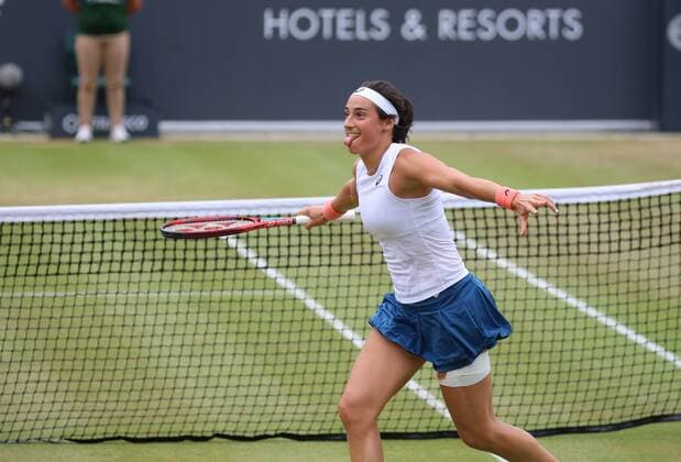24 06 2022, xcex, GER, Bad Homburg vor der Höhe, Kurpark, Tennis WTA 250 Bad Homburg Open, Spielbank Bad Homburg Centre Court, semi-final between Caroline Garcia and AlizÃ Cornet picture shows Caroline GARCIA FRA victory, cheering, clenches fist