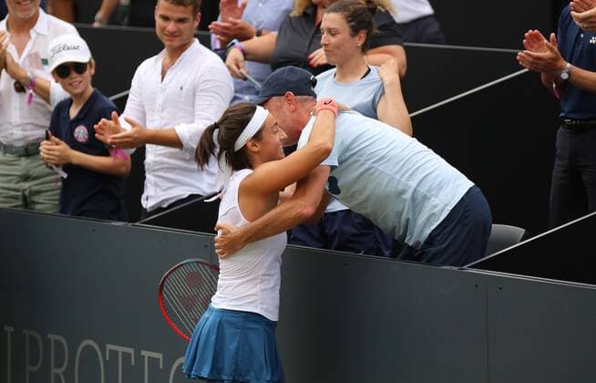24 06 2022, xcex, GER, Bad Homburg vor der Höhe, Kurpark, Tennis WTA 250 Bad Homburg Open, Spielbank Bad Homburg Centre Court, Semifinal between Caroline Garcia and AlizÃ Cornet Picture shows Caroline GARCIA FRA with coach Bertrand Perret