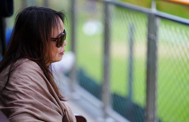 Mandatory Credit: Photo by Javier Garcia Shutterstock (12999923bv) Renee Zhang watches her daughter Emma Raducanu practice Wimbledon Saturday Practice, Wimbledon, London, UK - 25 Jun 2022 Wimbledon Saturday Practice, Wimbledon, London, UK - 25 Jun 2022  Copyright: xJavierxGarcia Shutterstockx 12999923bv
