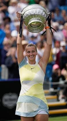 Sport Bilder des Tages Mandatory Credit: Photo by Dave Shopland Shutterstock (12992820as) Ladies Singles winner Petra Kvitova with trophy Rothesay International Eastbourne, Tennis, Devonshire Park, Eastbourne, UK - 25 Jun 2022 Rothesay International Eastbourne, Tennis, Devonshire Park, Eastbourne, UK - 25 Jun 2022  Copyright: xDavexShopland Shutterstockx 12992820as