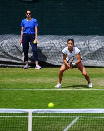 Mandatory Credit: Photo by Javier Garcia Shutterstock (12999923cb) Emma Raducanu practices with coach Jane O Donoghue Wimbledon Saturday Practice, Wimbledon, London, UK - 25 Jun 2022 Wimbledon Saturday Practice, Wimbledon, London, UK - 25 Jun 2022  Copyright: xJavierxGarcia Shutterstockx 12999923cb