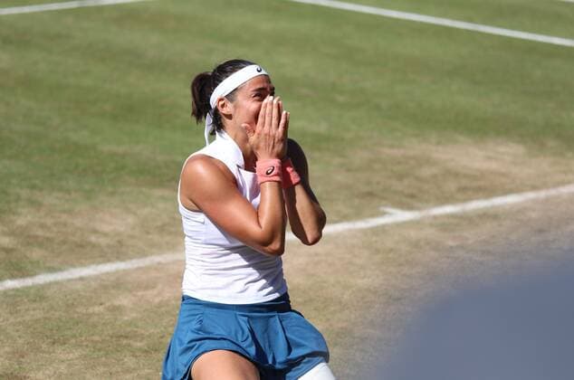 25 06 2022, xcex, GER, Bad Homburg vor der Höhe, Kurpark, Tennis WTA 250 Bad Homburg Open, Spielbank Bad Homburg Centre Court, Final, between Bianca Andreescu and Caroline Garcia picture shows winner Caroline GARCIA FRA