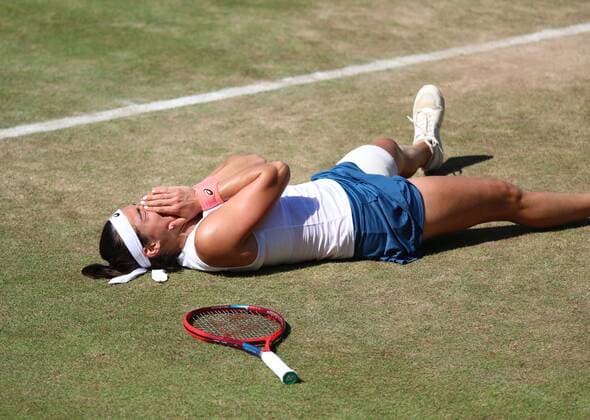 25 06 2022, xcex, GER, Bad Homburg vor der Höhe, Kurpark, Tennis WTA 250 Bad Homburg Open, Spielbank Bad Homburg Centre Court, Final, between Bianca Andreescu and Caroline Garcia picture shows winner Caroline GARCIA FRA