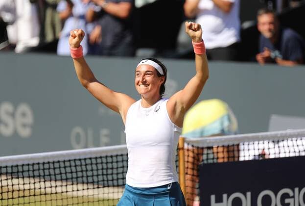 25 06 2022, xcex, GER, Bad Homburg vor der Höhe, Kurpark, Tennis WTA 250 Bad Homburg Open, Spielbank Bad Homburg Centre Court, Final, between Bianca Andreescu and Caroline Garcia picture shows winner Caroline GARCIA FRA